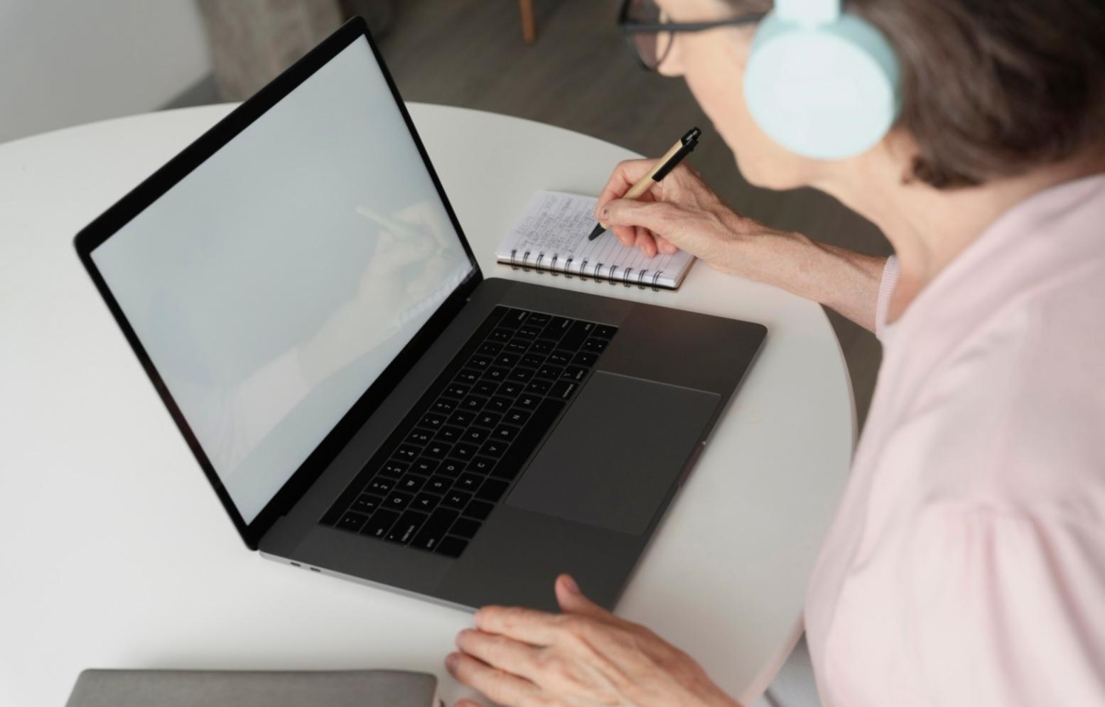 Espace de travail inspirant pour l'écriture de mémoires